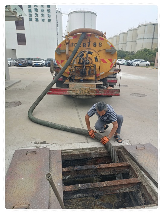 峨蔓镇隔油池清掏