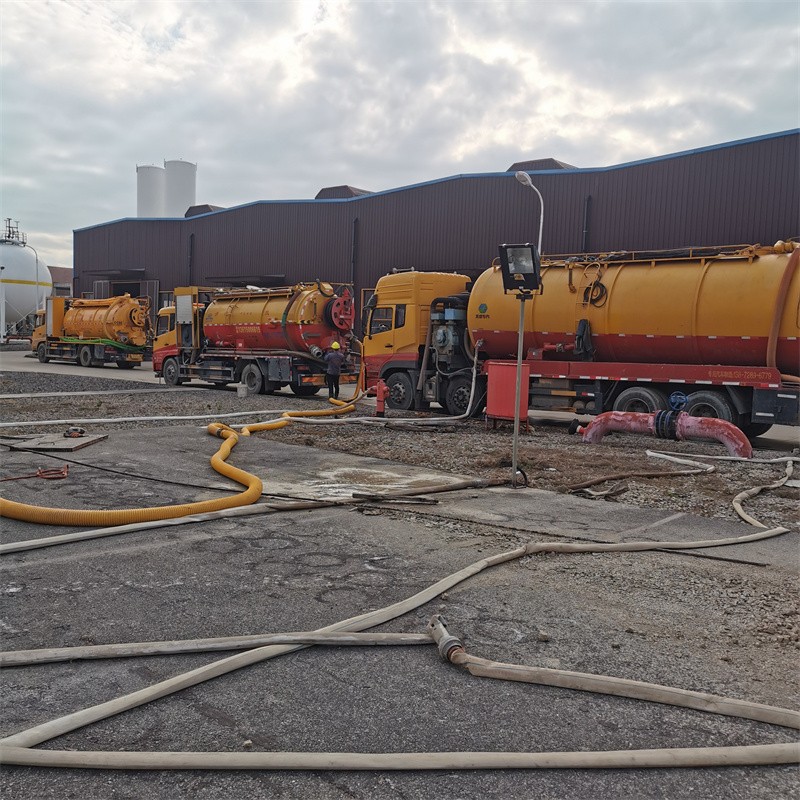 峨蔓镇污水池清理