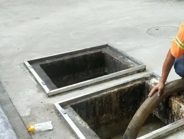 峨蔓镇化粪池清理
