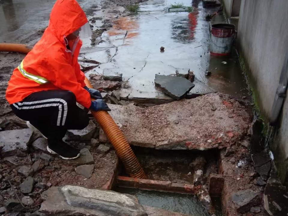 峨蔓镇专业清理污水池 炜誉市政以规范流程守护城市 “肠道”