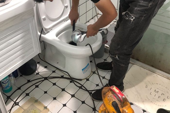 峨蔓镇马桶堵塞自己疏通还是找师傅?专业上门服务让你省时更省心